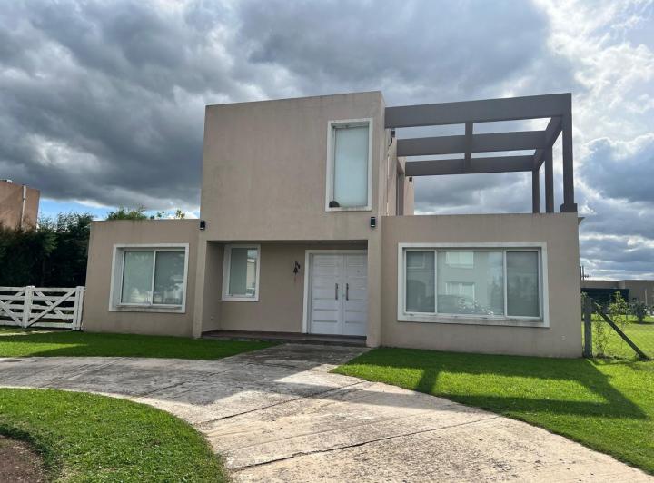 Casa · 140m² · 4 Ambientes · 2 Cocheras