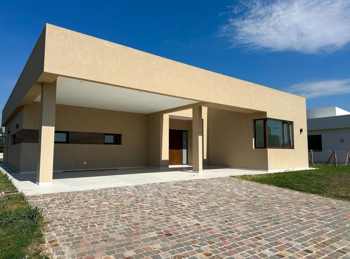 Casa · 211m² · 4 Ambientes · 2 Cocheras