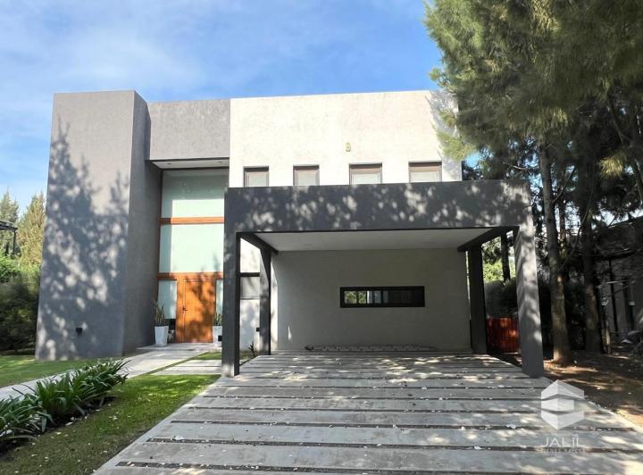 Casa · 240m² · 3 Dormitorios · 1 Cochera