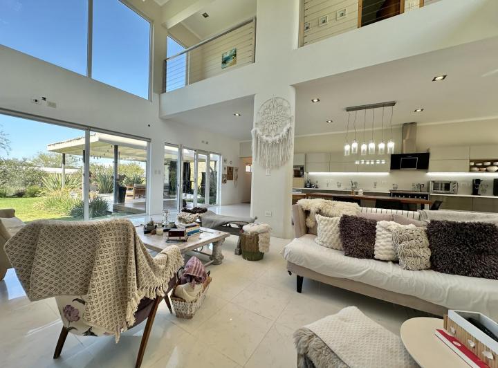 Casa · 297m² · 5 Ambientes · 6 Cocheras