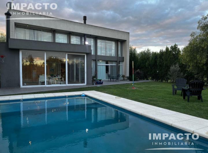Casa · 350m² · 4 Ambientes · 1 Cochera