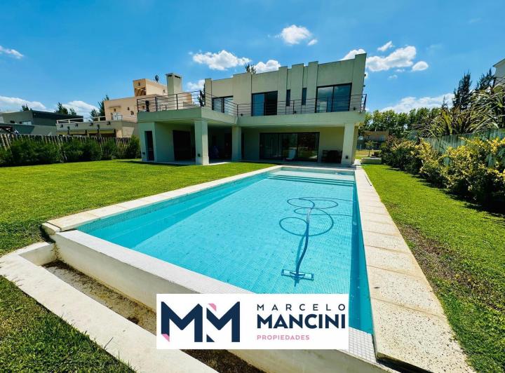 Casa · 270m² · 5 Ambientes · 4 Cocheras