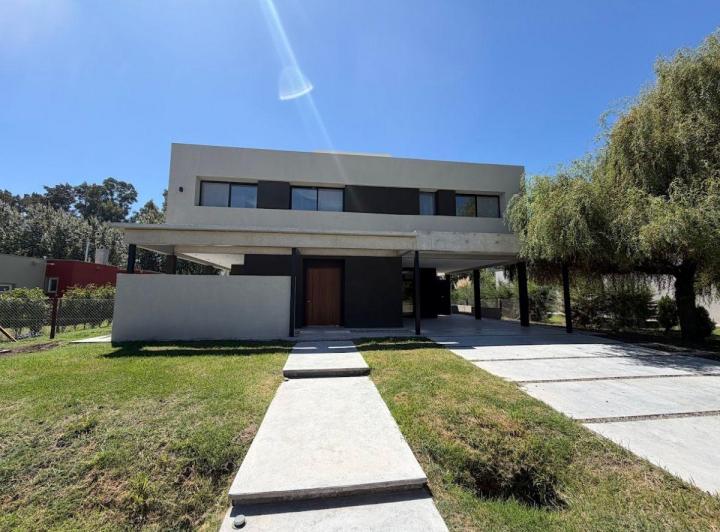 Casa · 256m² · 4 Ambientes · 2 Cocheras