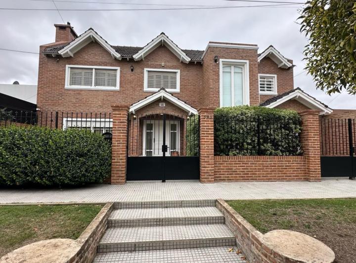 Casa · 311m² · 7 Ambientes · 2 Cocheras