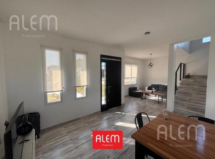 Casa · 140m² · 4 Ambientes · 2 Cocheras