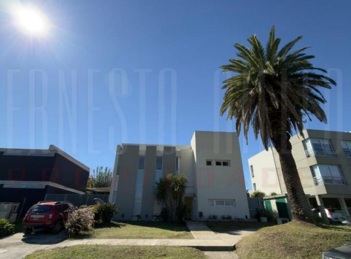 Casa · 153m² · 4 Ambientes · 3 Cocheras