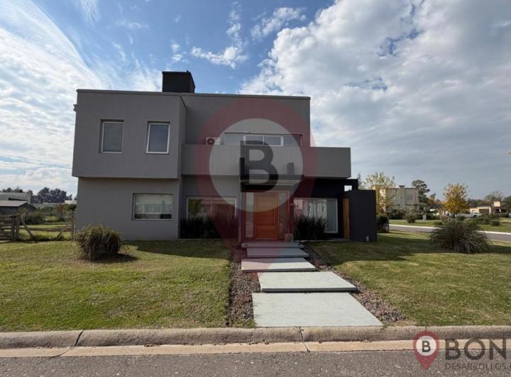 Casa · 180m² · 4 Ambientes · 4 Cocheras