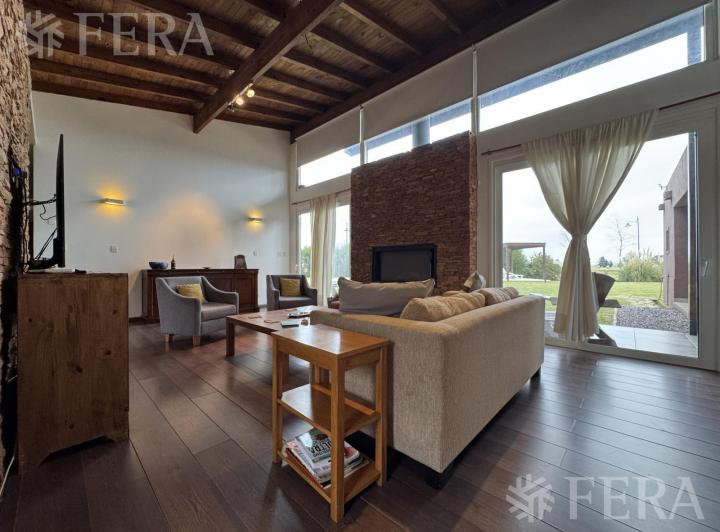 Casa · 240m² · 5 Ambientes · 2 Cocheras