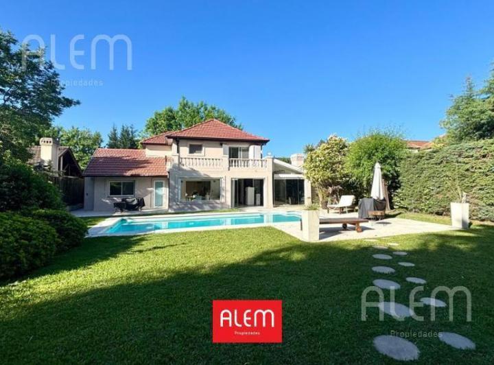Casa · 200m² · 6 Ambientes · 2 Cocheras