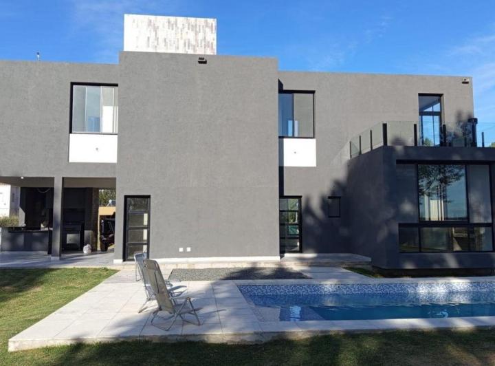 Casa · 202m² · 4 Ambientes · 4 Cocheras