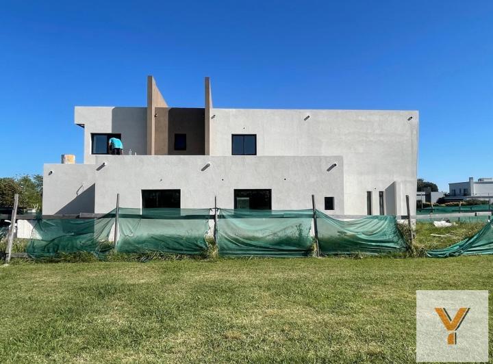 Casa · 320m² · 5 Ambientes