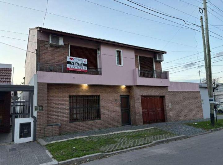 Casa · 198m² · 5 Ambientes · 1 Cochera