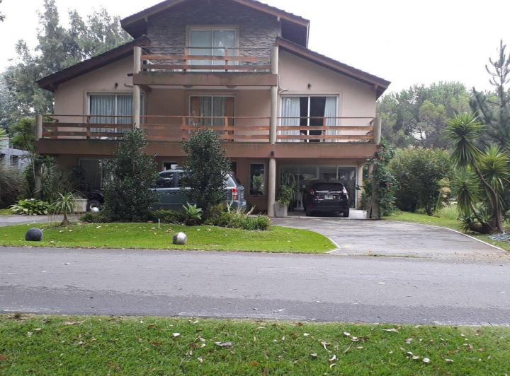 Casa · 500m² · 5 Ambientes · 2 Cocheras