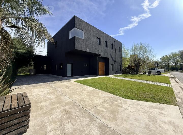 Casa · 340m² · 4 Ambientes · 2 Cocheras