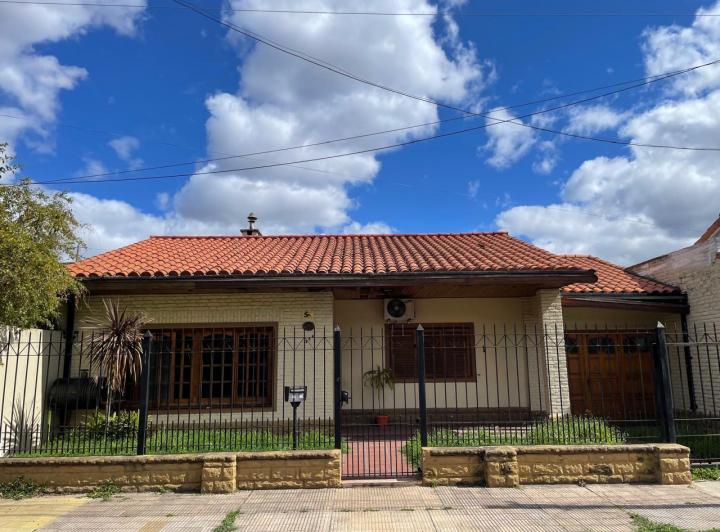 Casa · 250m² · 4 Ambientes · 1 Cochera