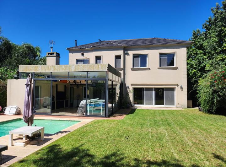Casa · 250m² · 5 Ambientes · 2 Cocheras