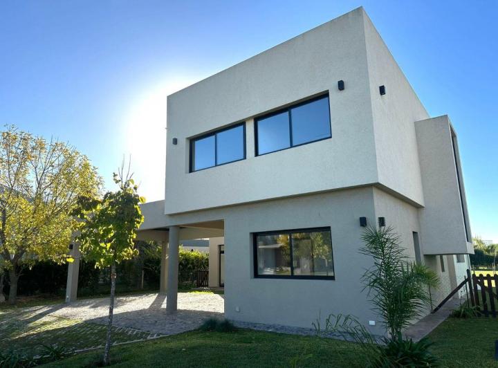 Casa · 270m² · 5 Ambientes · 2 Cocheras