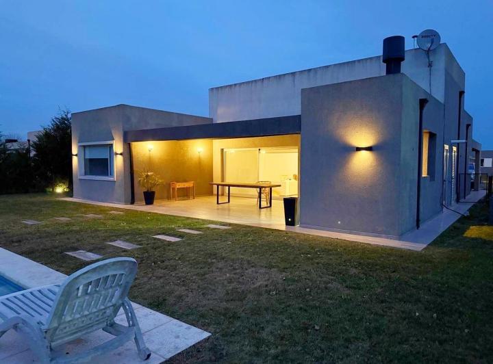 Casa · 170m² · 4 Ambientes · 4 Cocheras