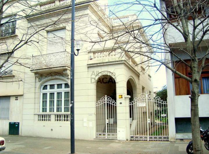 Casa · 296m² · 6 Ambientes · 2 Cocheras