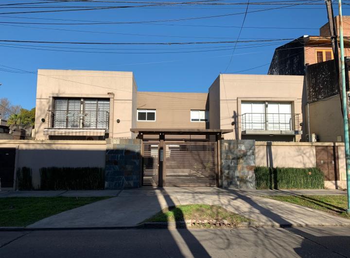 Casa · 100m² · 4 Ambientes · 2 Cocheras
