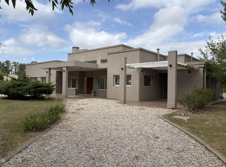 Casa · 5 Ambientes · 2 Cocheras