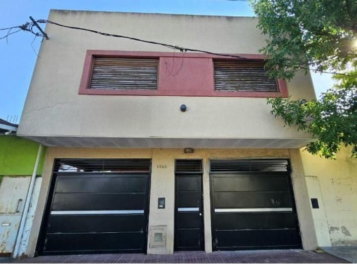 Casa · 200m² · 5 Ambientes · 2 Cocheras