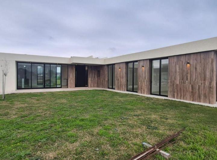 Casa · 142m² · 4 Ambientes · 2 Cocheras