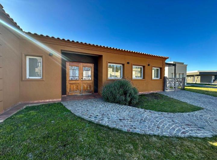 Casa · 180m² · 4 Ambientes · 2 Cocheras