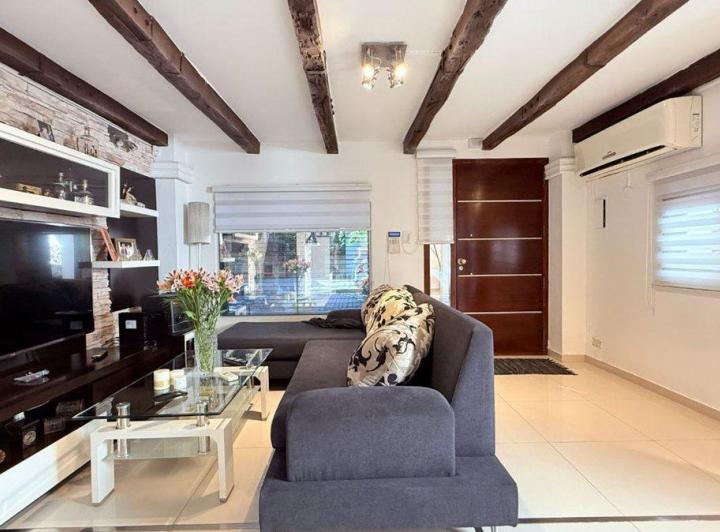 Casa · 210m² · 5 Ambientes · 2 Cocheras