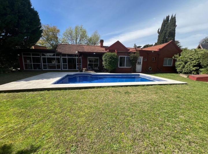 Casa · 160m² · 4 Ambientes · 2 Cocheras