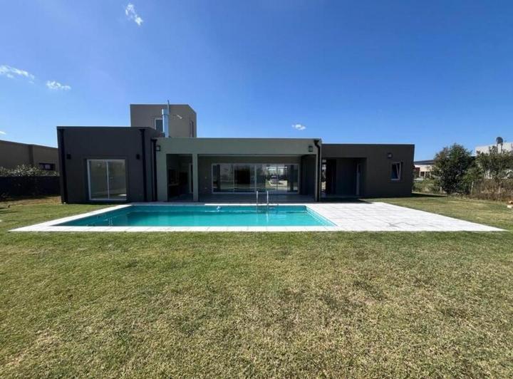 Casa · 145m² · 4 Ambientes · 1 Cochera