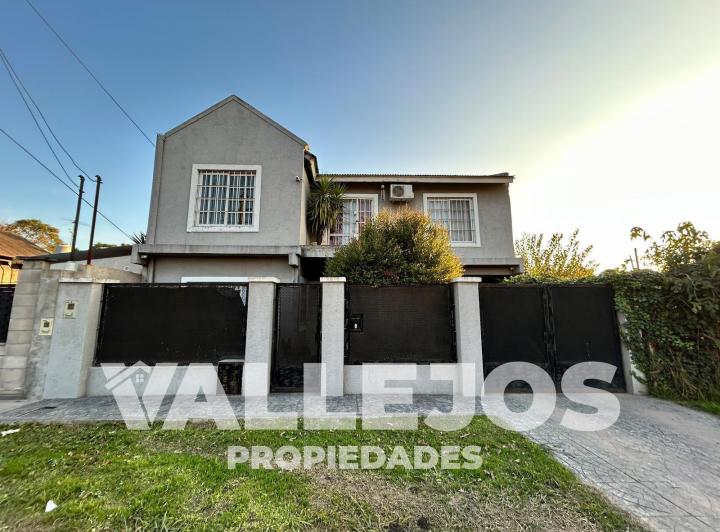 Casa · 110m² · 4 Ambientes · 4 Cocheras