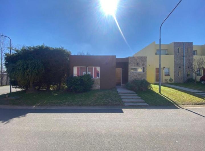 Casa · 110m² · 4 Ambientes · 1 Cochera