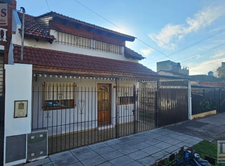 Casa · 300m² · 4 Ambientes · 5 Cocheras
