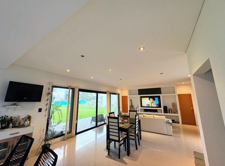 Casa · 190m² · 4 Ambientes · 2 Cocheras