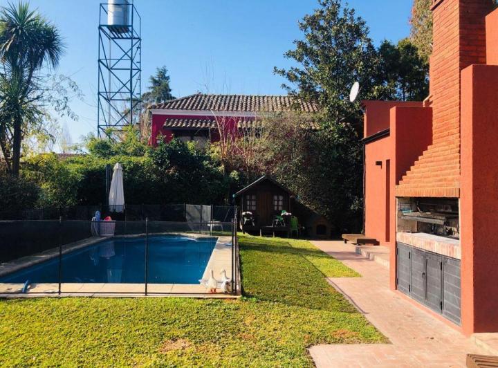 Casa · 350m² · 4 Ambientes · 2 Cocheras