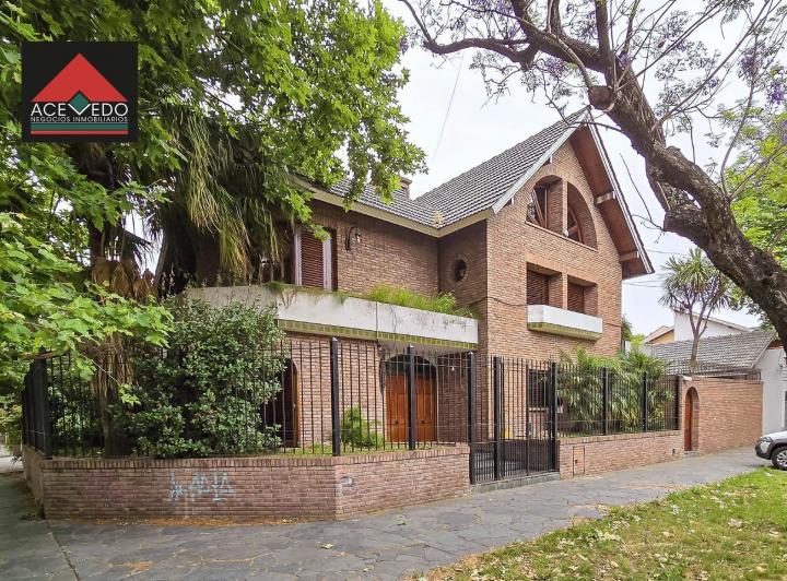 Casa · 270m² · 5 Ambientes · 2 Cocheras