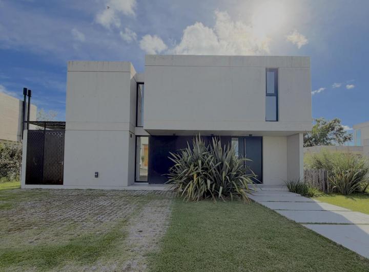 Casa · 152m² · 4 Ambientes · 2 Cocheras