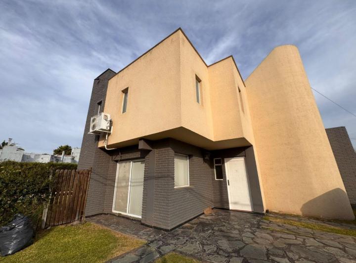 Casa · 140m² · 4 Ambientes · 1 Cochera