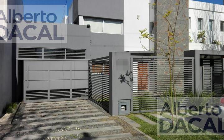 Casa · 208m² · 3 Ambientes · 2 Cocheras