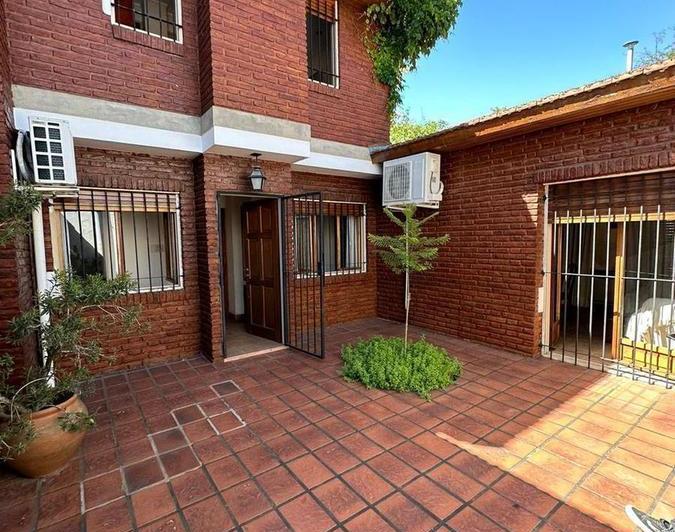 Casa · 180m² · 4 Ambientes · 2 Cocheras