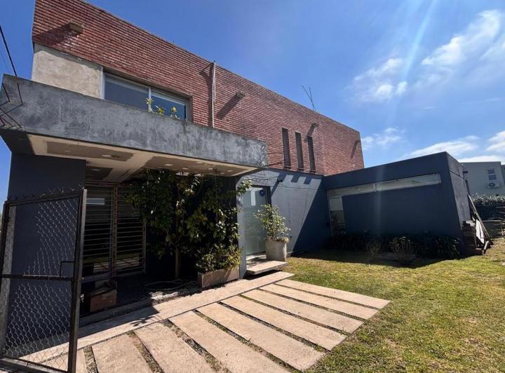 Casa · 140m² · 5 Ambientes · 2 Cocheras