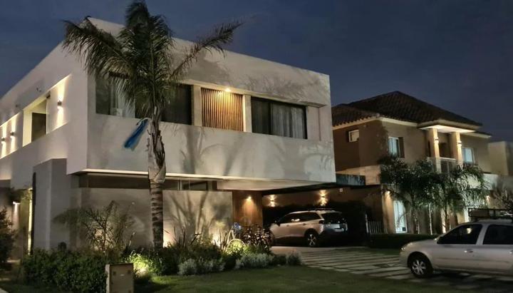 Casa · 260m² · 4 Ambientes · 2 Cocheras