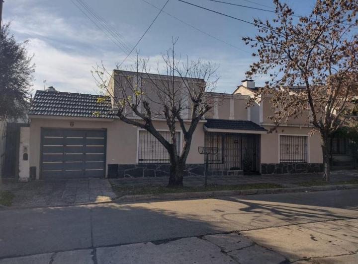 Casa · 100m² · 4 Ambientes · 1 Cochera