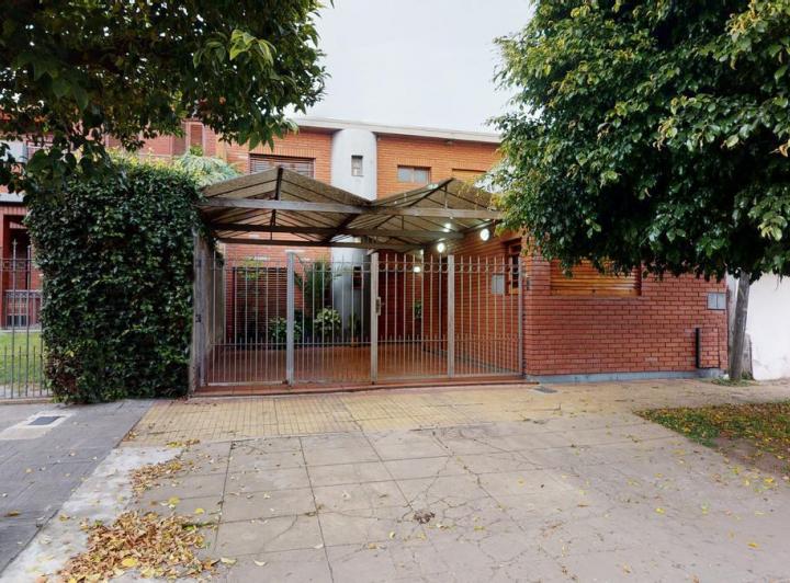 Casa · 195m² · 5 Ambientes · 2 Cocheras