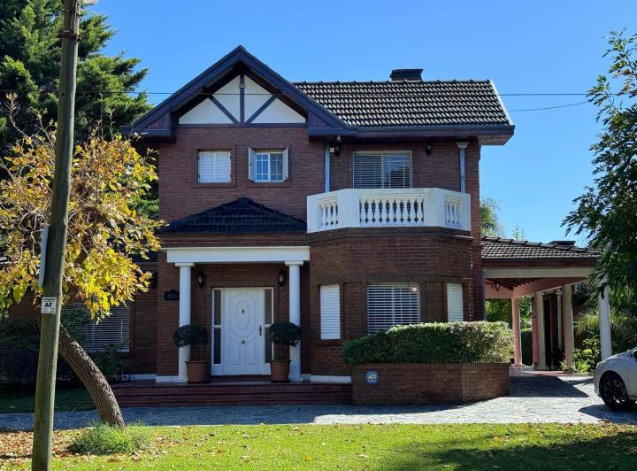 Casa · 350m² · 6 Ambientes · 3 Cocheras
