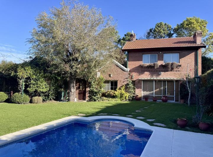 Casa · 240m² · 5 Ambientes · 5 Cocheras