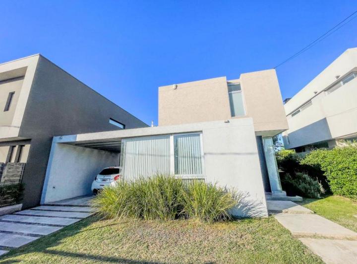 Casa · 193m² · 4 Ambientes · 2 Cocheras