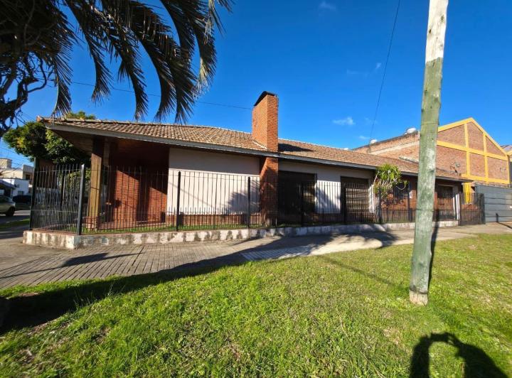 Casa · 225m² · 4 Ambientes · 2 Cocheras