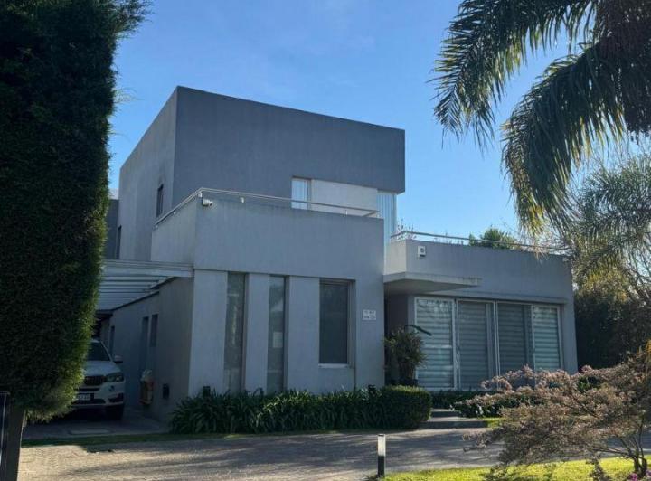 Casa · 300m² · 4 Ambientes · 2 Cocheras